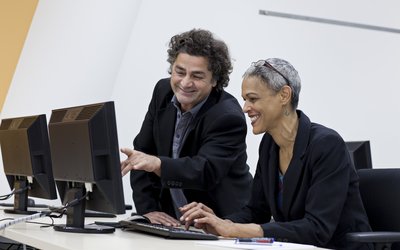 Mann und Frau arbeiten gemeinsam am Computer