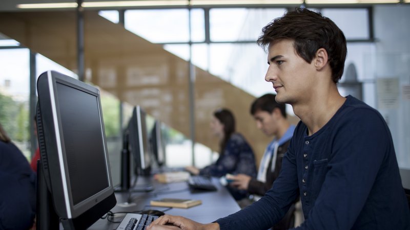 Junge Menschen arbeiten an Computern