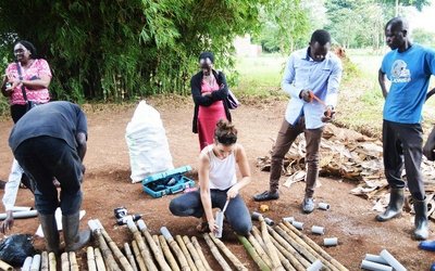 Menschen beim Errichten von Bambuskonstruktionen in Uganda
