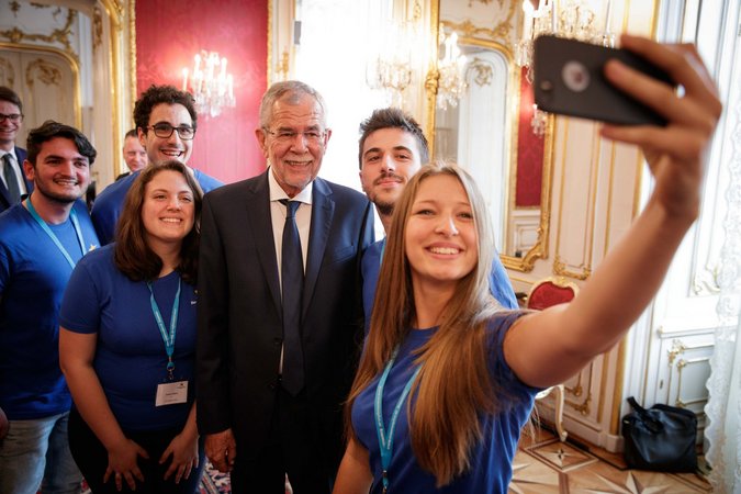 eine Gruppe europäischer Lehrlinge besucht den österreichischen Bundespräsidenten