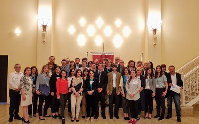 Gruppenbild von ca. 40 Seminarteilnehmer/innen in einer Hochschule in Tbilisi