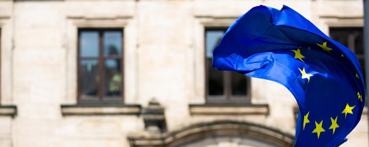 EU Flagge vor Gebäude 