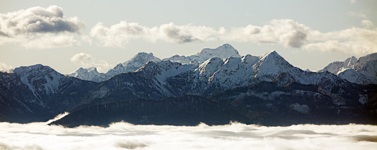 Foto von österreichischen Bergspitzen über den Wolken