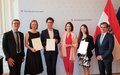 Bundesministerin Edtstadler verlieh drei Stipendien für das College of Europe an österreichische Studierende