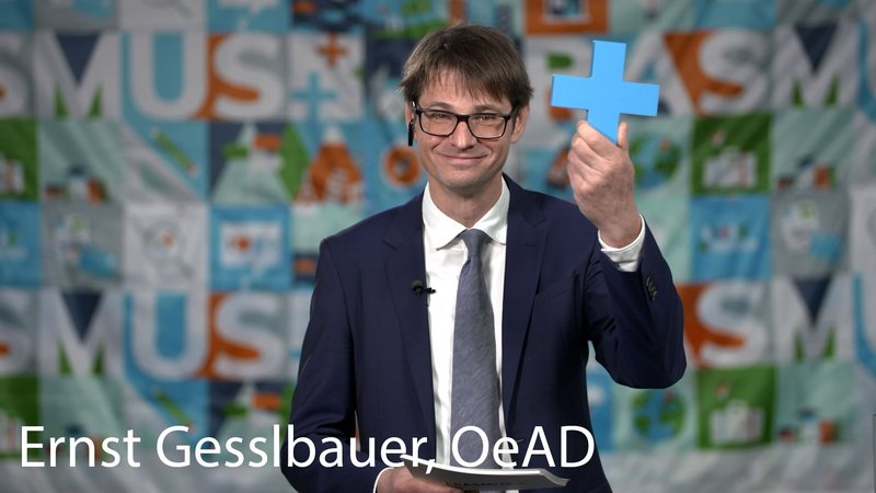 Award 2020 Ernst Gesslbauer mit blauem Plus aus Plastik in die Höhe haltend