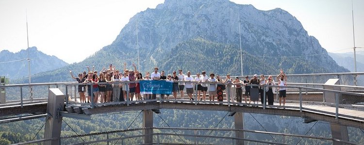 Gruppenfoto mit den Teilnehmenden des DiscoverEU-Meetups am Grünberg