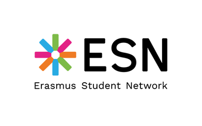 Ein mehrfarbiger Stern neben den Buchstaben ESN, darunter steht Erasmus Student Network
