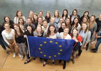 Schülerinnen und Schüler der HLW Saalfelden halten EU Flagge hoch