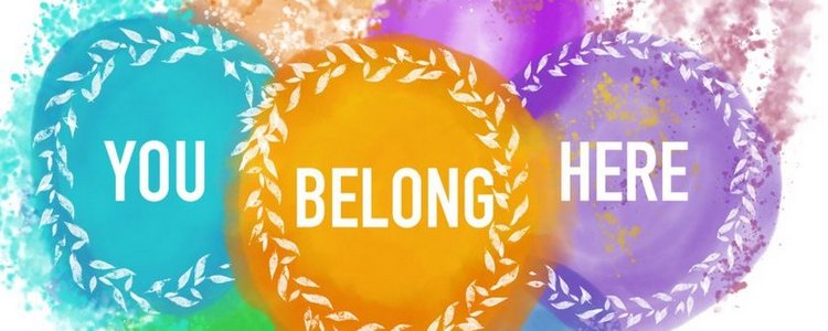 Projektbanner bestehend aus verschiedenfarbigen, ineinander verschwimmenden Kreisen mit der Aufschrift: You belong here