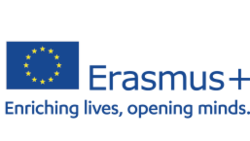 Logo Erasmus +, darunter steht Enriching lives, opening minds