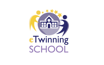 Logo des eTwinning Schulsiegels. Zwei eTwinning Figuren tanzen um eine Schule