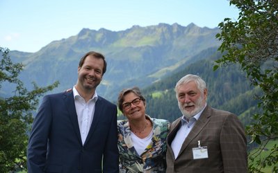 OeAD-Chef Stefan Zotti mit  Martine Reicherts und Franz Fischler vor schöner Bergkulisse in Alpbach in Tirol.