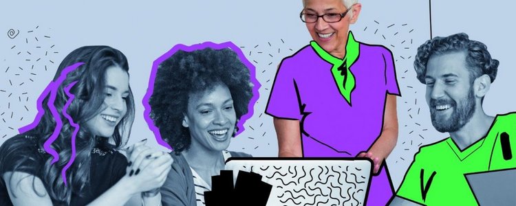 Drei Frauen und ein Mann schauen gemeinsam auf einen Computer und lachen