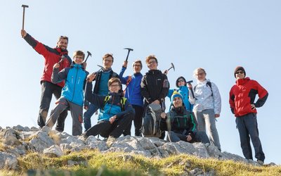 Eie Schülergruppe auf einem Berggipfel