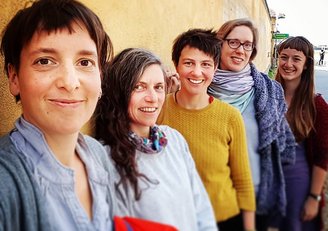 Selfie von fünf Frauen, die in die Kamera lächeln