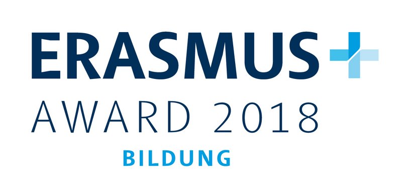 Dunkelblauer Schriftzug "Erasmus+ Award 2018 Bildung" auf weißem Hintergrund