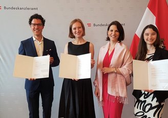 Bundesministerin Edtstadler verlieh drei Stipendien für das College of Europe an österreichische Studierende