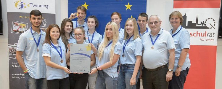 Elisabeth Hasiweder und Michael Huber-Kirchberger mit ihrer Schulklasse am Podest der eTwinning-Preisverleihung