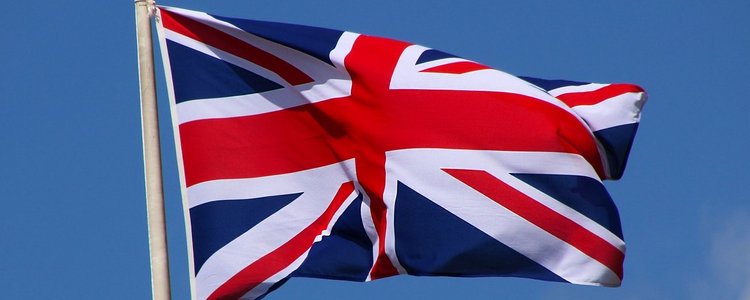 Im Wind wehende Flagge von Großbritannien mit dem Himmel im Hintergrund