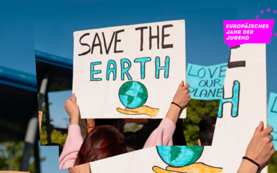 Frau hält Schild mit dem Satz "Save the earth" in die Höhe 