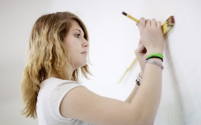 Frau zeichnet auf einem Whiteboard