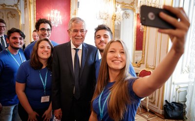 Lehrlinge machen einen Selfie-Schnappschuss mit Bundespräsident Alexander Van der Bellen in der Hofburg.