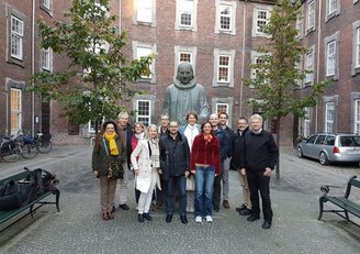 Gruppe an Menschen vor Statue in Kopenhagen