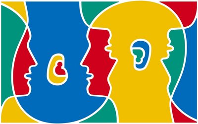 Logo des Europäischen tag der Sprachen: Sich überlappende Köpfe in gelber, grüner, blauer Farbe