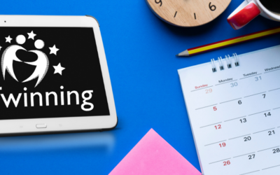 Auf einem blauen Hintergrund liegt ein Tablet mit eTwinning-Logo auf dem Bildschirm. Daneben eine Kalender mit angestrichenen Donnerstagen sowie ein volle Kaffeetasse und ein Bleistift