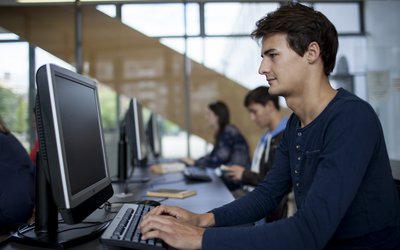 Junge Menschen arbeiten an Computern