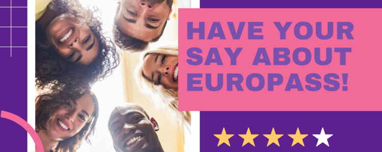 Fünf Menschen lachen in die Kamera, daneben steht "Have your say about Europass" geschrieben